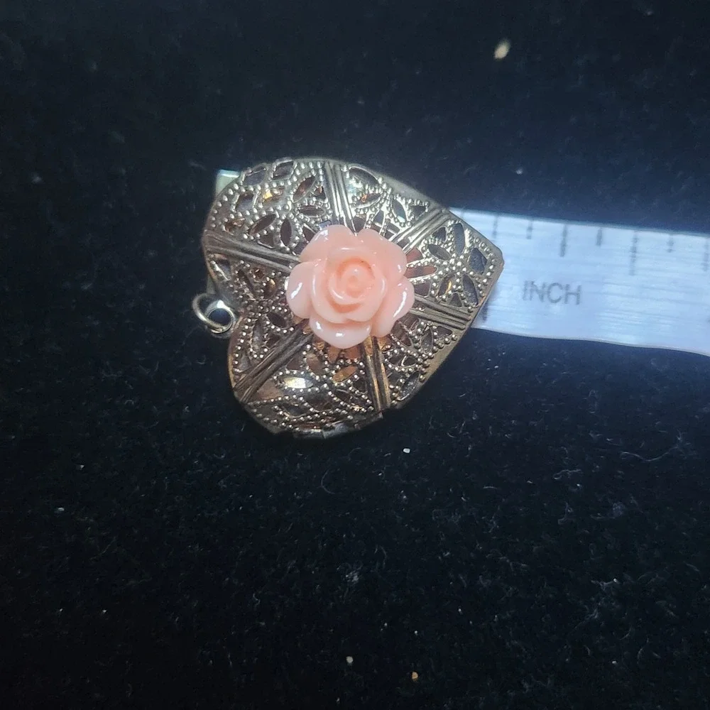 Vintage Heart Locket Pendant Gold Tone Filigree Peach Rose Flower Charm 1 Inch‎